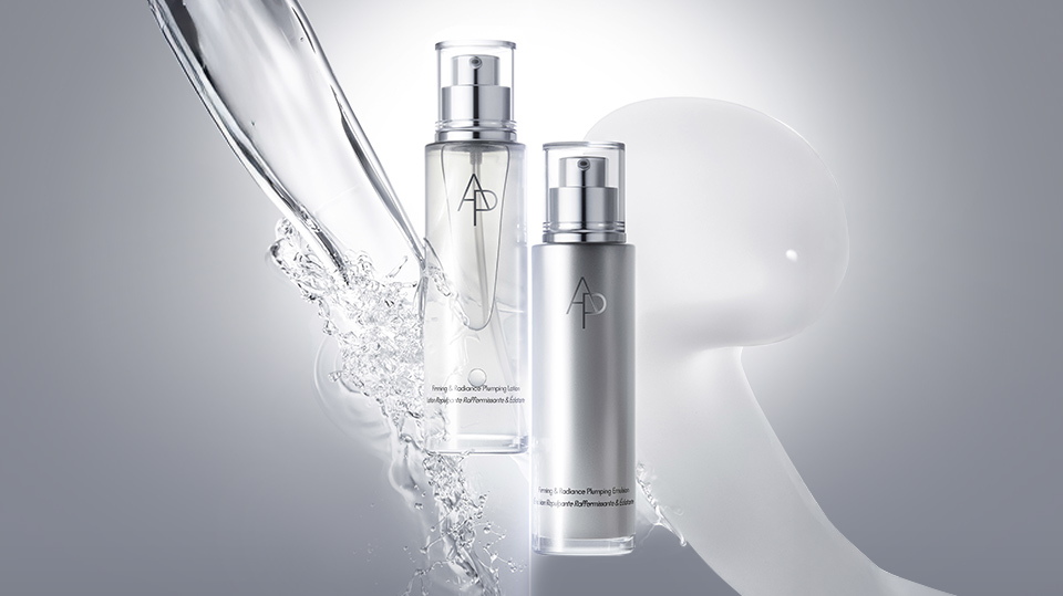 맑고 투명한 에멀전이 물줄기와 함께 넘실거리는 모습은 에이피 뷰티의 M.D. 퍼밍 앤 래디언스 플럼핑 에멀전의 수분 가득한 사용감과 촉촉한 피부 개선 효과를 보여줍니다.