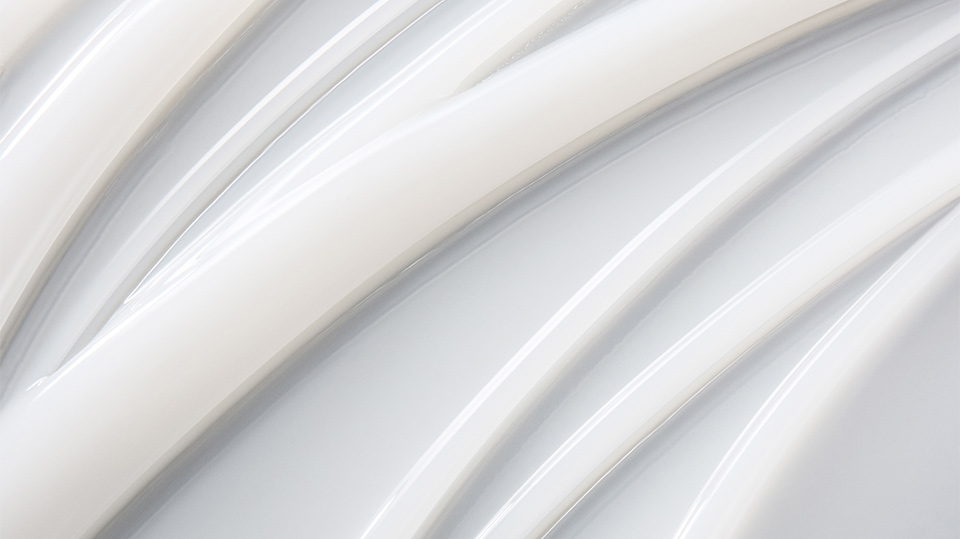 부드럽게 휘어진 우유빛 에멀전의 촉촉한 질감이 M.D. 퍼밍 앤 래디언스 플럼핑 에멀전의 풍부한 수분감과 탄력을 시각적으로 보여줍니다.