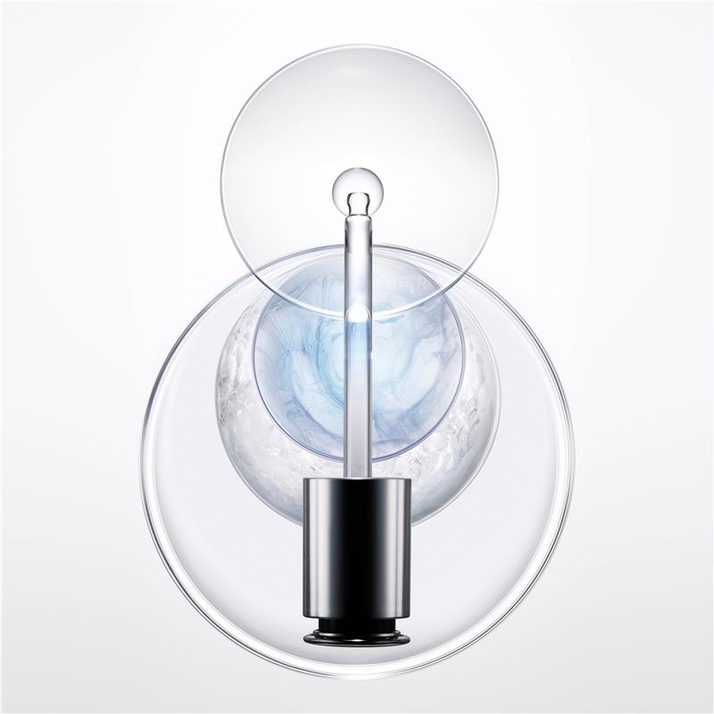 투명한 용기 속에 담긴 M.D. 리쥬브네이팅 부스터 샷 엠디 세럼의 청량하고 맑은 제형이 드롭퍼를 통해 부드럽게 흘러내리는 모습은, 피부에 수분과 활력을 더하는 제품의 효과를 시각적으로 보여줍니다.