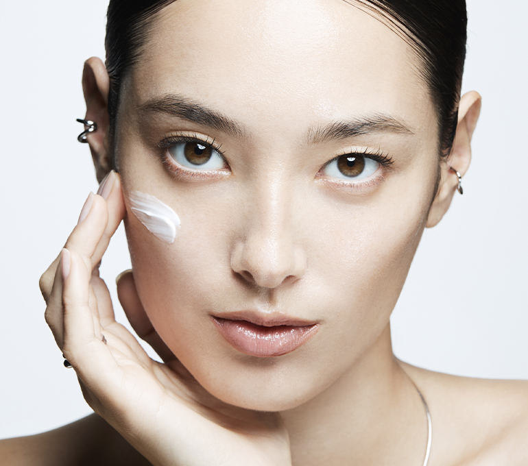 외부 자극 후 피부를 빠르게 진정시키는 효과를 설명하는 이미지. 장벽 리페어 130.0% 증가, 피부 속 열감 감소 149.4%, 붉은 기 완화 38.9% 등의 수치가 함께 표시되어 있음.